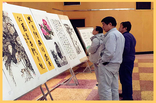2018年1月，西柏坡發(fā)電公司舉辦第三屆迎新書畫展，員工們以筆墨表情達(dá)意，以書畫靜心舒懷.jpg