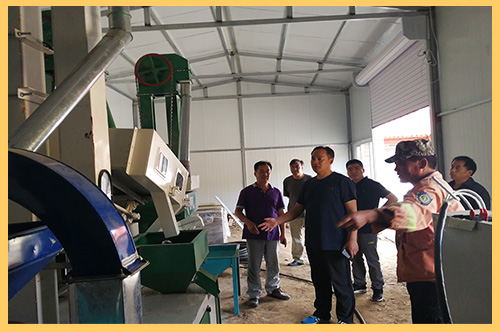 西板坡發(fā)電公司為幫助對口扶貧村建設小米加工廠 (2).jpg