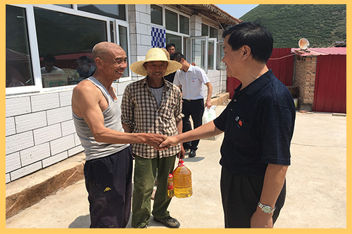 建投能源黨委副書記、紀委書記、工會主席李新浩到對口扶貧村調研，慰問當?shù)厣罾щy群眾.jpg