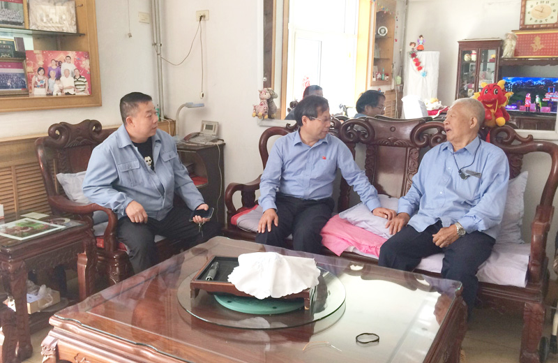 興泰發(fā)電公司黨委雙節(jié)期間走訪慰問(wèn)困難黨員和老黨員老干部