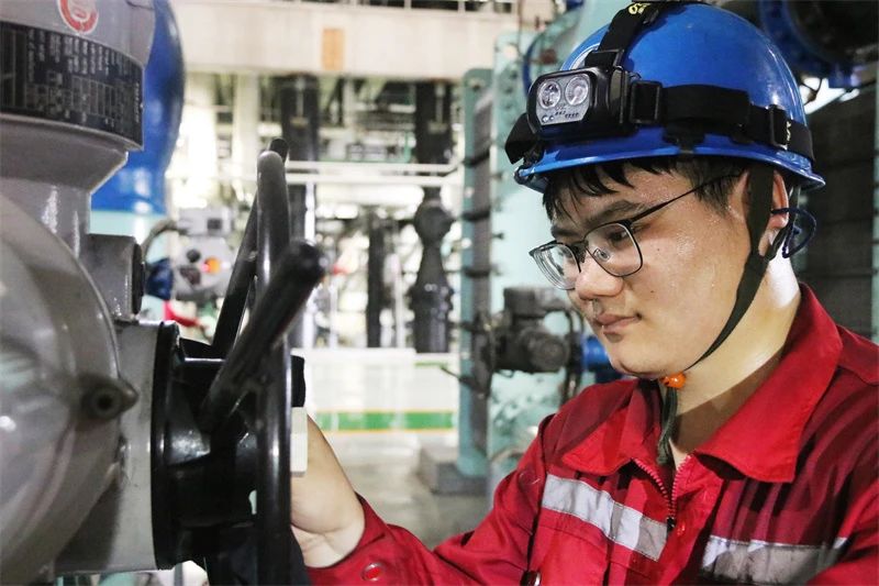 迎峰度夏|國泰、沙河公司戰(zhàn)高溫“硬核”保電